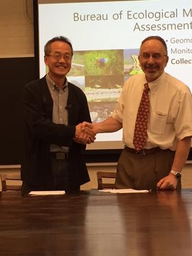 Dr. Choe and Dr. Hanken sign the MOU